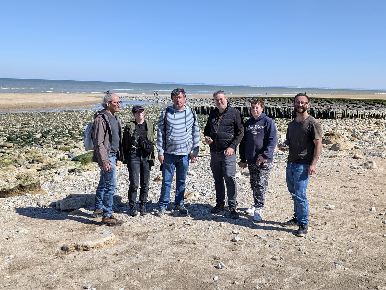 L'équipe A.G.I.R et le Paléospace sur la plage des Vaches Noires
